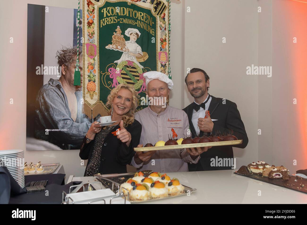 Fernseh-Moderatorin Victoria Herrmann li. Und ihr Ehemann David Böthig re. Bwährend der dopo Show Party der 16. HOPE Gala im Schauspielhaus Dresden. *** La presentatrice televisiva Victoria Herrmann ha lasciato e suo marito David Böthig a destra durante l'After Show Party del 16 HOPE Gala alla Schauspielhaus Dresda Foto Stock