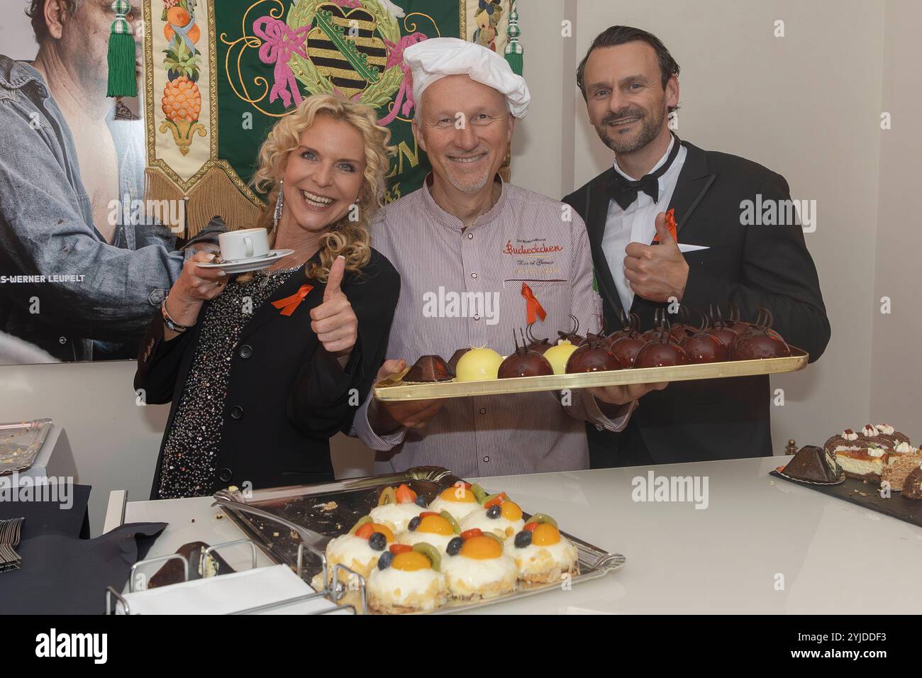 Fernseh-Moderatorin Victoria Herrmann li. Und ihr Ehemann David Böthig re. Bwährend der dopo Show Party der 16. HOPE Gala im Schauspielhaus Dresden. *** La presentatrice televisiva Victoria Herrmann ha lasciato e suo marito David Böthig a destra durante l'After Show Party del 16 HOPE Gala alla Schauspielhaus Dresda Foto Stock