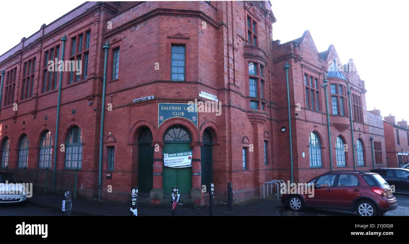 Salford Lads & Girls Club Inghilterra Regno Unito 14 novembre 2024 Salford Lads & Girls Club il luogo è famoso per essere apparso sulla copertina dell'album di Smith "The Queen Is Dead". La band, composta da Andy Rourke, Morrissey, Johnny Marr e Mike Joyce, è una meta per i fan degli Smiths. Il Salford Lads and Girls Club è un famoso club giovanile che sta affrontando una crisi finanziaria e deve raccogliere £ 250.000 entro la fine di novembre 2024 per sopravvivere. Il club è stato aperto nel 1904 da Robert Baden-Powell a Ordsall, Salford (c)Ged Noonan/Alamy Foto Stock