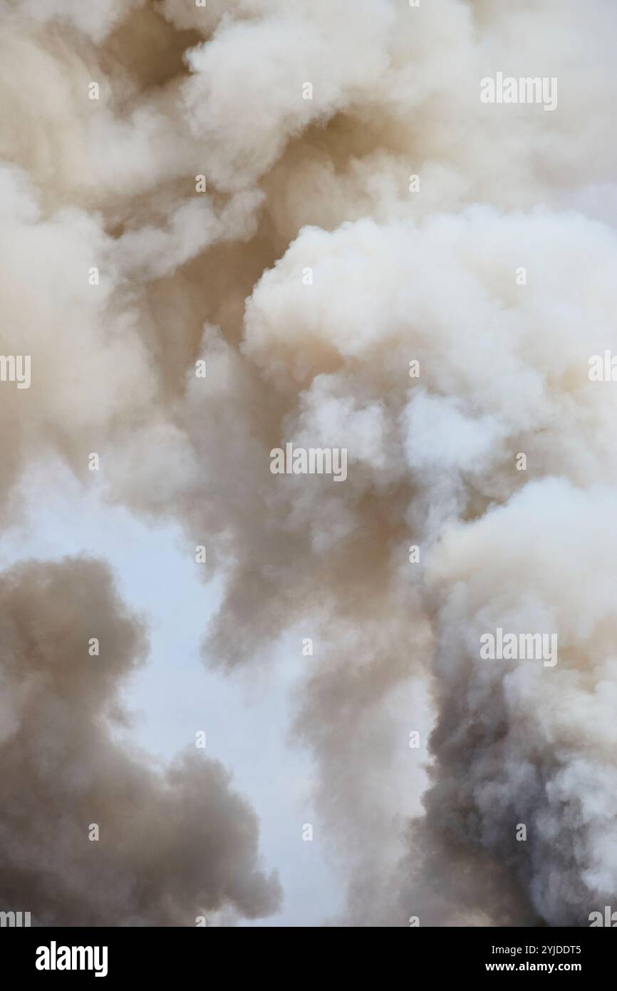 Fumo spesso proveniente dalla vista verso l'alto del fuoco metallico dei rottami Foto Stock