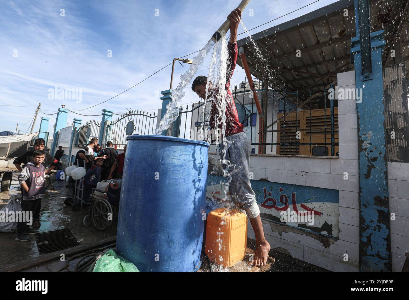 I palestinesi attendono in fila per ottenere acqua pulita dalla stazione dell'acqua dopo che le organizzazioni internazionali hanno ripristinato l'elettricità ininterrotta i palestinesi aspettano in fila per ottenere acqua pulita dalla stazione dell'acqua dopo che le organizzazioni internazionali hanno ripristinato l'elettricità ininterrotta per la prima volta dall'inizio della guerra a Gaza il 7 ottobre 2023, a Deir al-Balah, Gaza il 14 novembre 2024. Mentre gli attacchi dell'esercito israeliano alla Striscia di Gaza continuano, la crisi idrica nella regione continua. Foto di Omar Ashtawy apaimages Deir al-Balah Striscia di Gaza territorio palestinese 141124 Dair El-Balah OSH 00 Foto Stock