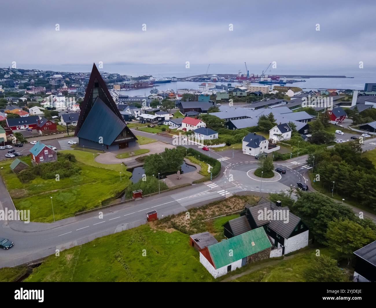 Splendida vista aerea della città di Torshavn capitale delle Isole Faroe - Vista della Cattedrale, edifici colorati, porto turistico, sobborghi e Bandiera Foto Stock