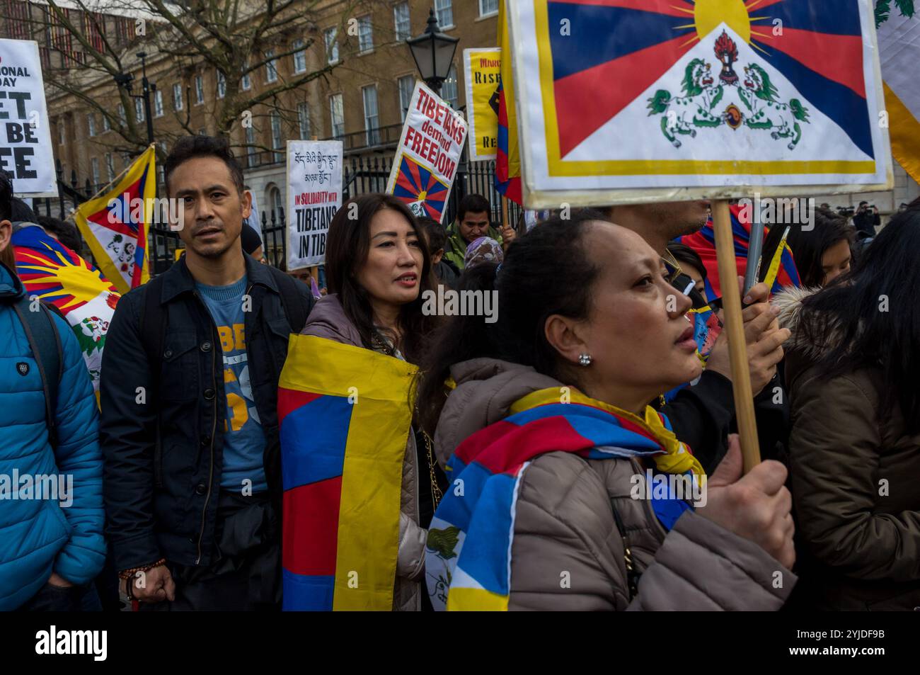 Londra, Regno Unito. 10 marzo 2018. Persone con bandiere tibetane alla manifestazione prima della marcia annuale per la libertà tibetana a Londra per commemorare il 59° anniversario della rivolta nazionale tibetana. Diverse centinaia di persone, tra cui molti tibetani e sostenitori si riuniscono a Downing St prima di marciare per una protesta all'ambasciata cinese. Prima della partenza della marcia c'era un minuto di silenzio per coloro che sono morti, anche per autoimmolazione, e una lunga preghiera tibetana, seguita dal canto dell'inno nazionale tibetano. Foto Stock