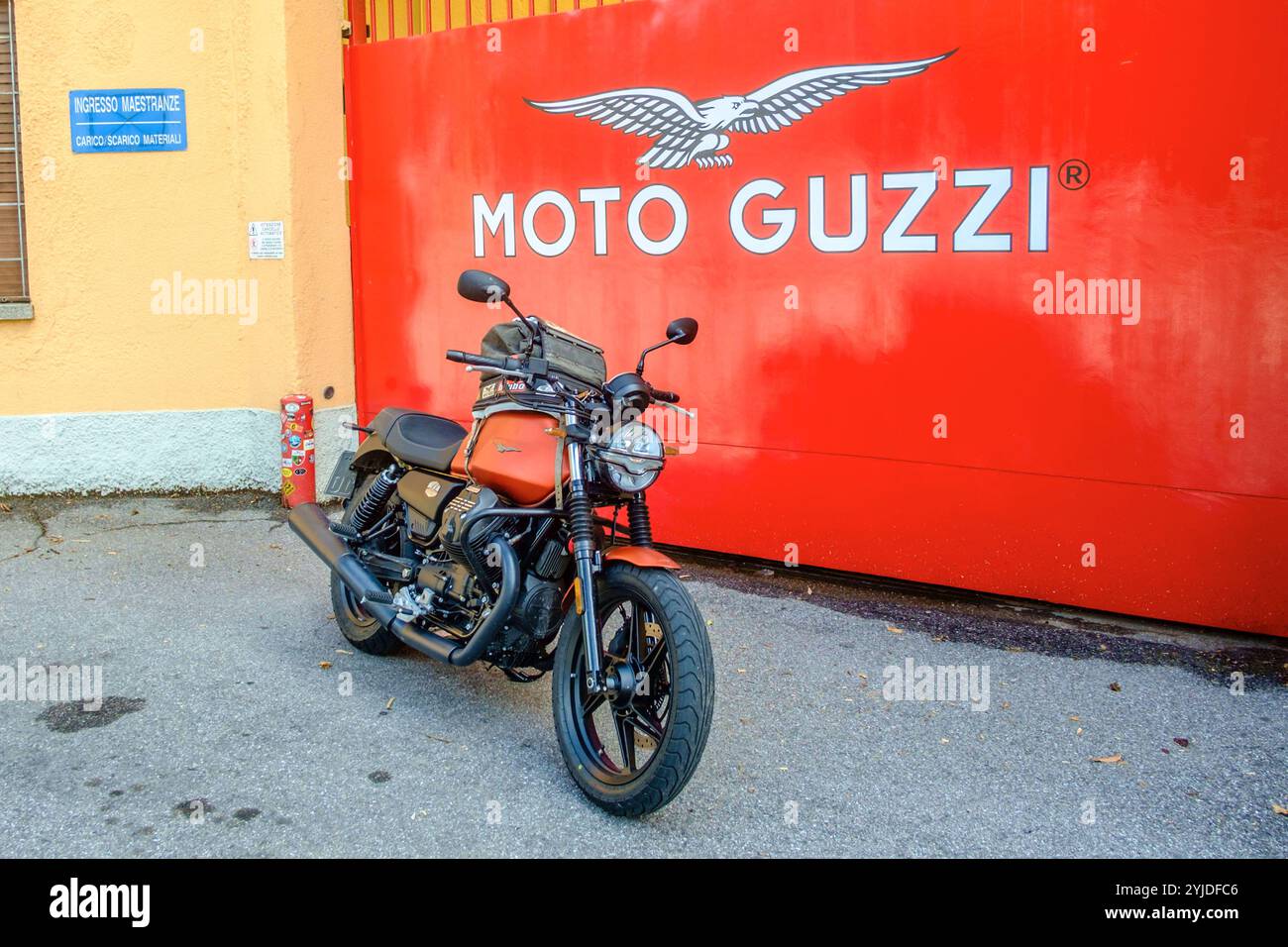 Ein Motorrad der Marke Moto Guzzi Modell V7 steht vor dem Werkstor bei Moto Guzzi a Mandello del Lario, Lombardei, italien Fahrt nach Mandello mit Guzzi *** Una moto Moto Guzzi modello V7 si trova di fronte al cancello della fabbrica Moto Guzzi a Mandello del Lario, Lombardia, Italia Ride to Mandello con Guzzi Foto Stock