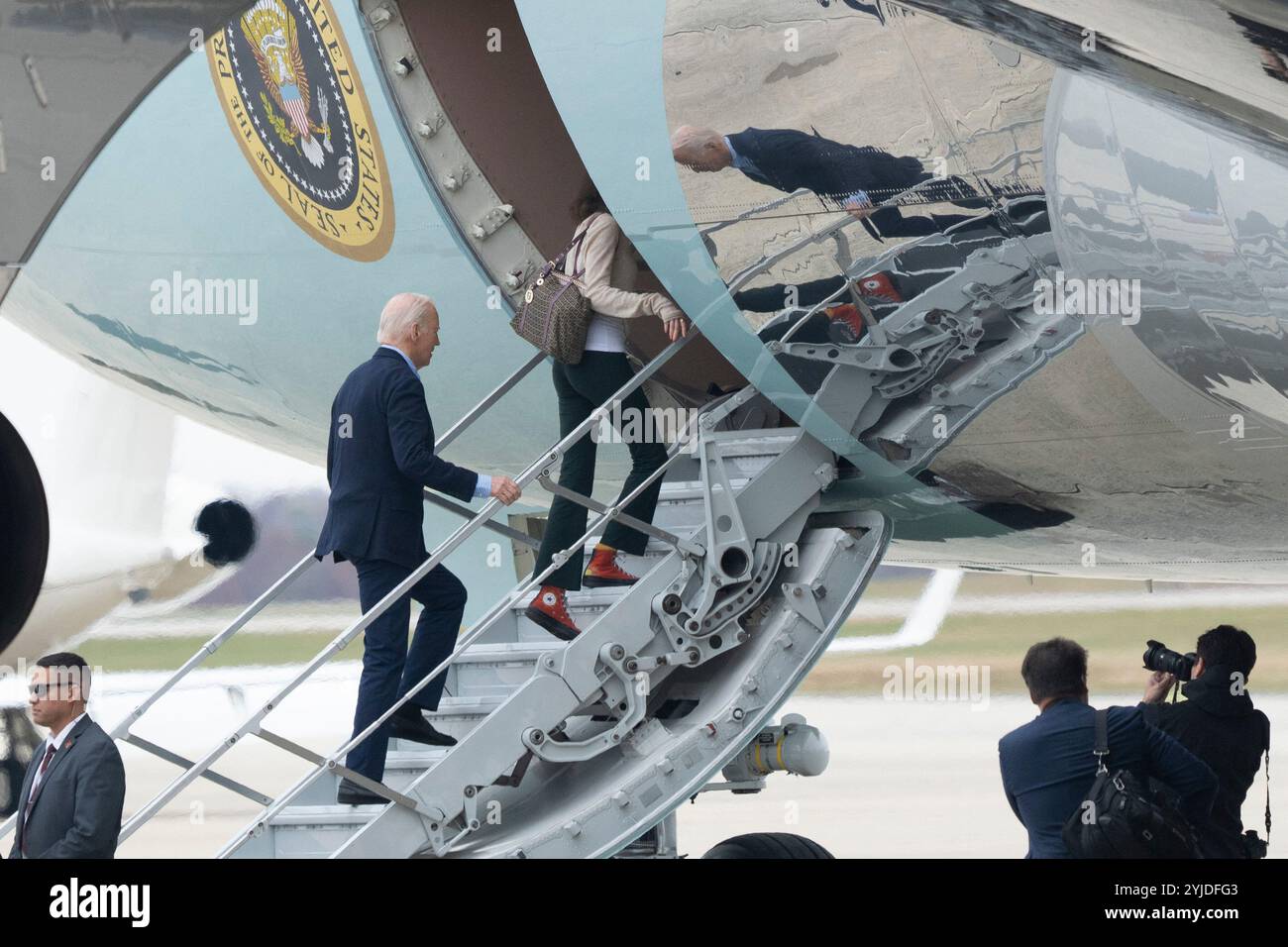 Stati Uniti. 14 novembre 2024. Il presidente degli Stati Uniti Joe Biden si imbarca sull'Air Force One presso la Joint base Andrews nel Maryland, diretto all'incontro annuale della cooperazione economica Asia-Pacifico in Perù e al vertice del G20 in Brasile, il 14 novembre 2024. Credito: Chris Kleponis/Pool via CNP credito: Abaca Press/Alamy Live News Foto Stock