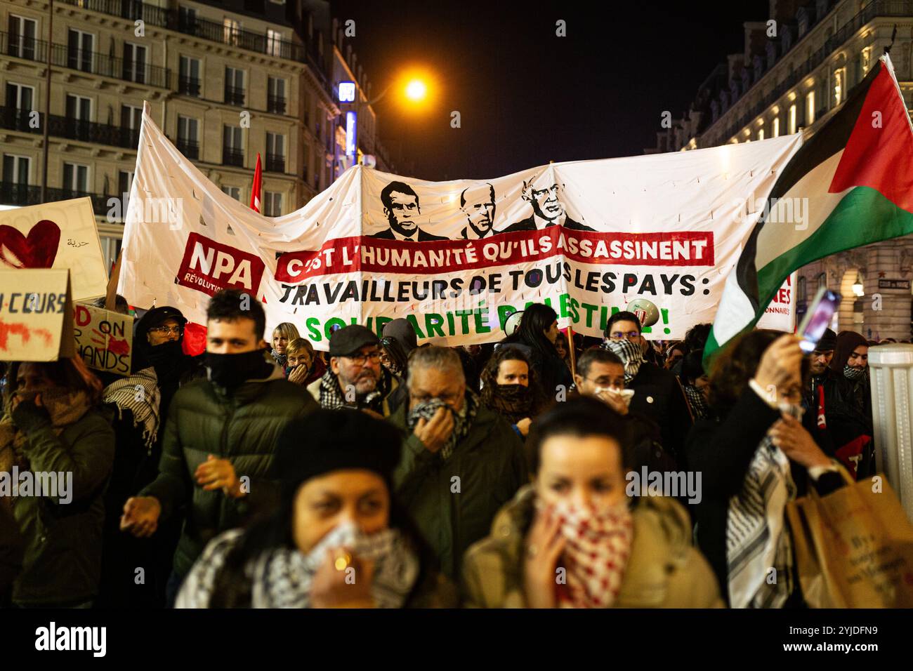 I manifestanti hanno uno striscione che dice "questa è l'umanità che uccidono”, durante la manifestazione pro-palestinese contro l'organizzazione del gala pro-Israele "Israele è per sempre” a Parigi. Migliaia di persone hanno manifestato a Parigi contro il gala organizzato dall’estrema destra a sostegno di Israele, “Israele è per sempre”. La manifestazione, sotto una forte sorveglianza della polizia, è stata organizzata da partiti di sinistra e sindacati, movimenti ebraici di sinistra e gruppi filo-palestinesi. Bezalel Smotrich, il ministro delle Finanze israeliano, noto per le sue posizioni estreme su Gaza, che doveva prendere parte alla vigilia Foto Stock