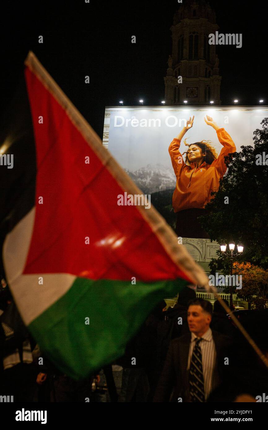 Un annuncio su un edificio che dice “sognare” appare con una bandiera palestinese in primo piano, durante la manifestazione pro-palestinese contro l’organizzazione del gala pro-Israele “Israele è per sempre” a Parigi. Migliaia di persone hanno manifestato a Parigi contro il gala organizzato dall’estrema destra a sostegno di Israele, “Israele è per sempre”. La manifestazione, sotto una forte sorveglianza della polizia, è stata organizzata da partiti di sinistra e sindacati, movimenti ebraici di sinistra e gruppi filo-palestinesi. Bezalel Smotrich, il ministro delle Finanze israeliano, noto per le sue posizioni estreme su Gaza, che doveva Foto Stock