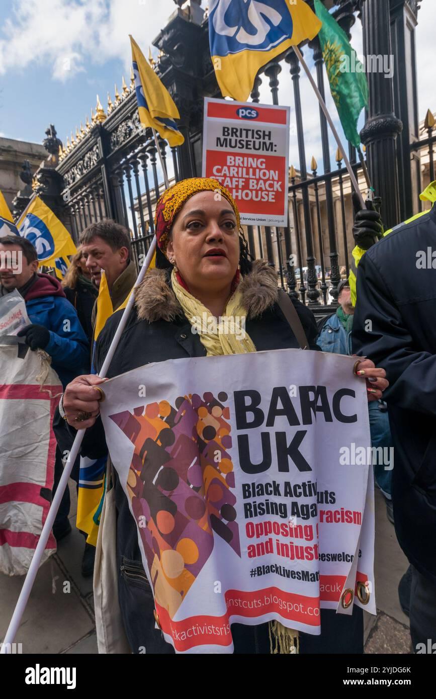 Londra, Regno Unito. Zita Holbourne, PCS e BARAC, alla protesta del personale del British Museum i cui lavori sono stati privatizzati nonostante le opposizioni sindacali e sono diventati dipendenti della Carillion e sono stati lasciati nel limbo dopo il crollo della società. Chiedono che il British Museum parli con i loro sindacati, il PCSm e l'Unite, rimettano il personale in un'occupazione diretta e proteggano il loro lavoro, le loro pensioni e i loro termini e condizioni. Gli oratori alla protesta includevano il segretario generale DEL PCS Mark Serwotka, Clara Paillard, presidente del PCS Culture Group e Zita Holbourne. Il Cancelliere ombra John McDonnell aveva int Foto Stock