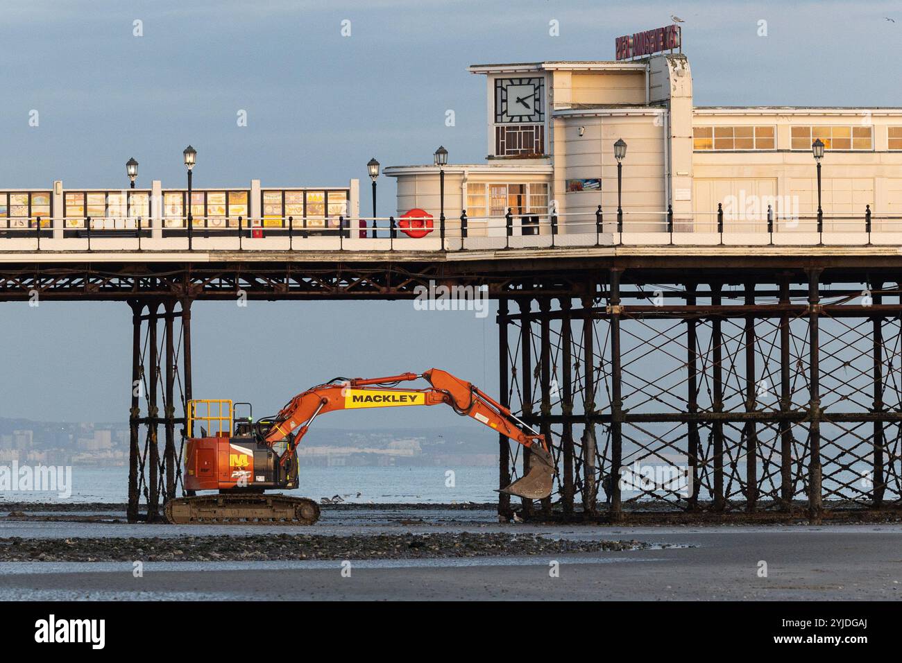 Riparazioni di emergenza in corso sul molo di Worthing dopo danni a uno dei pali di ferro, novembre 2024 Foto Stock