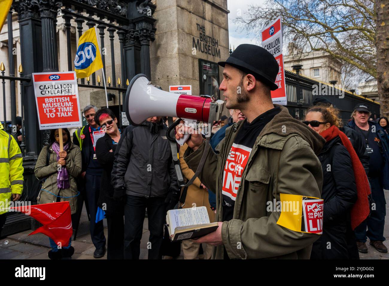 Mark Coverdale di Poetry on the Picket Line si esibisce alla protesta da parte del personale del British Museum i cui lavori sono stati privatizzati nonostante le opposizioni sindacali e sono diventati dipendenti della Carillion e sono stati lasciati nel limbo dopo il crollo della società. Chiedono che il British Museum parli con i loro sindacati, il PCSm e l'Unite, rimettano il personale in un'occupazione diretta e proteggano il loro lavoro, le loro pensioni e i loro termini e condizioni. Gli oratori alla protesta includevano il segretario generale DEL PCS Mark Serwotka, Clara Paillard, presidente del PCS Culture Group e Zita Holbourne. Il Cancelliere ombra John McDonnell Foto Stock