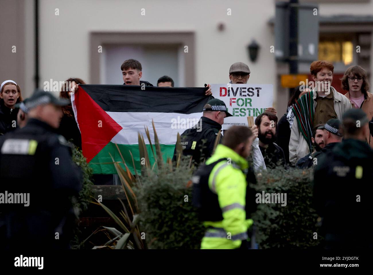 Una protesta pro-palestinese al di fuori della Queen's University di Belfast, durante una visita del Segretario Hillary Rodham Clinton, Cancelliere della Queen's University di Belfast, che sta partecipando a un evento Young Enterprise presso l'Università. Data foto: Giovedì 14 novembre 2024. Foto Stock