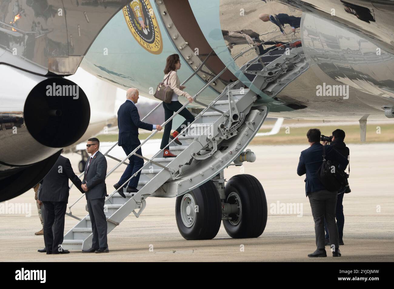 Stati Uniti d'America. 14 novembre 2024. Il presidente degli Stati Uniti Joe Biden si imbarca sull'Air Force One presso la Joint base Andrews nel Maryland, diretto all'incontro annuale della cooperazione economica Asia-Pacifico in Perù e al vertice del G20 in Brasile, il 14 novembre 2024. Credito: Chris Kleponis/Pool/Sipa USA credito: SIPA USA/Alamy Live News Foto Stock