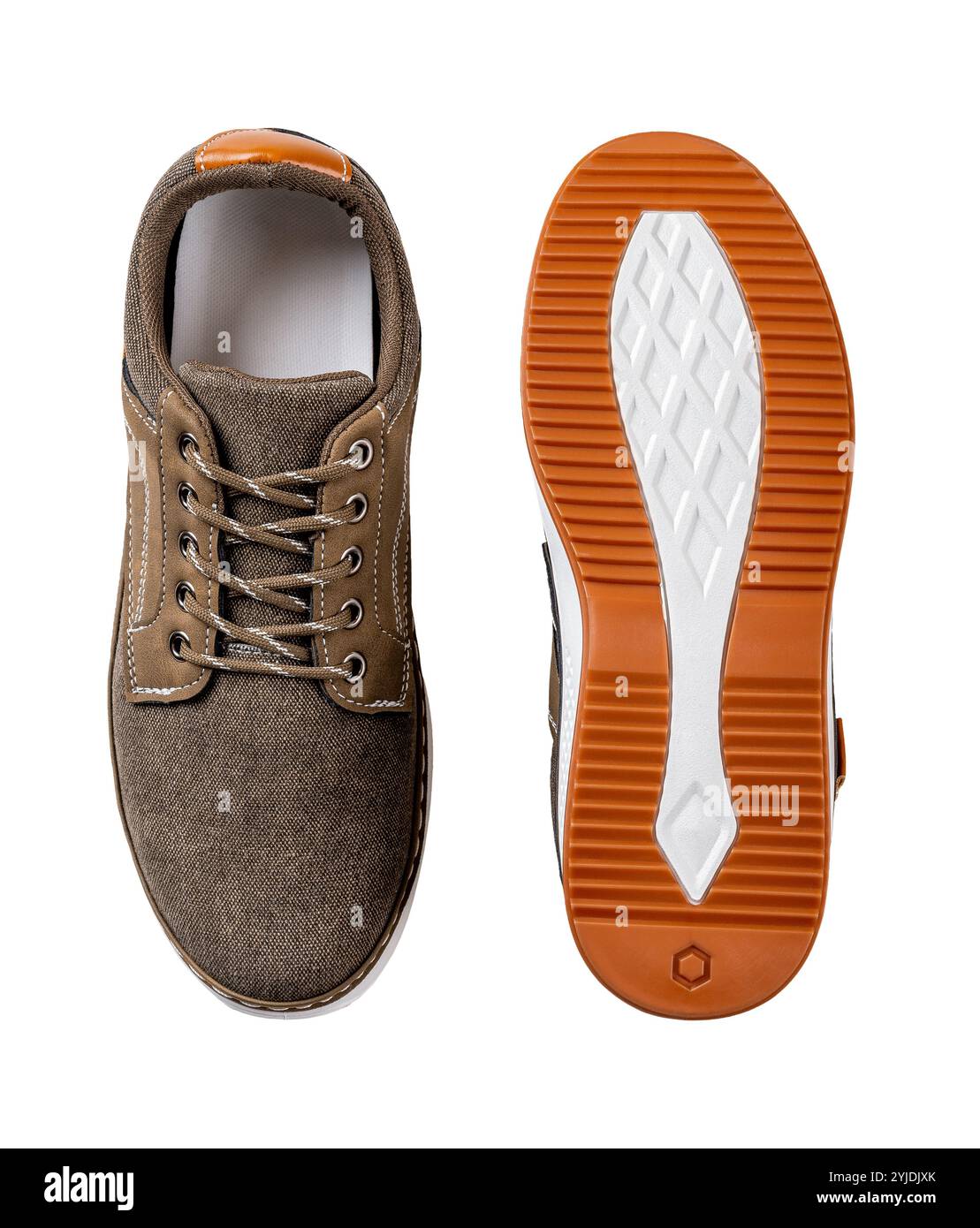 Scarpa in tela cachi e la sua fessura con suola bianca arancione. Nuove sneaker in tessuto marrone con lacci e suola bianca isolata su sfondo bianco. Foto Stock