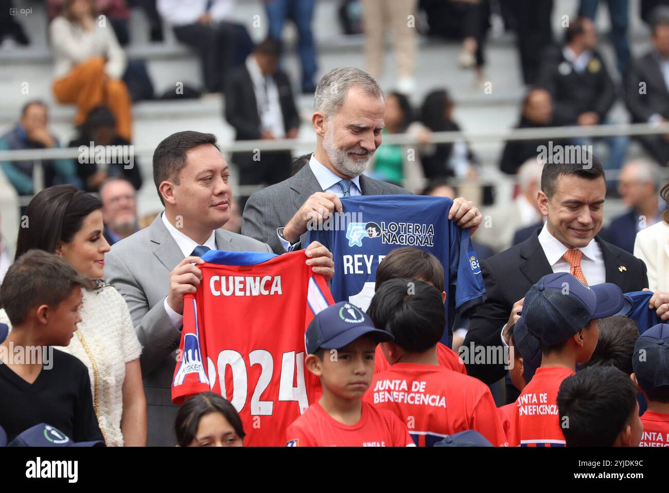 CUENCA XXIX IBEROAMERICAN SUMMIT, SCUOLA DI CALCIO Cuenca, Ecuador 14 novembre 2024 questa mattina presso il complesso sportivo la Gloria, fuori dalla città di Cuenca, si è svolta a Cuenca l'inaugurazione della JBG Junta de Beneficiencia de Guayaquil, re di Spagna Felipe vi, insieme al sindaco Cristhian Zamora, Juan Javier Cordobez e il presidente di Atletico de Madrid Enrique Cerezo sono stati testimoni di un gran numero di bambini e giovani che saranno nella scuola di calcio foto Boris Romoleroux API SOI CUENCA XXIXCUMBREIBEROAMERICANA ESCUELAFUTBOL 5e6b8ded87e5321b60b52252f56e9 Foto Stock