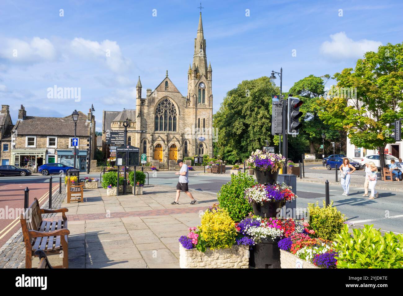 Barnard Castle Methodist Church and People on Galgate, nella piccola città mercato inglese di Barnard Castle Teesdale County Durham Inghilterra GB Europa Foto Stock