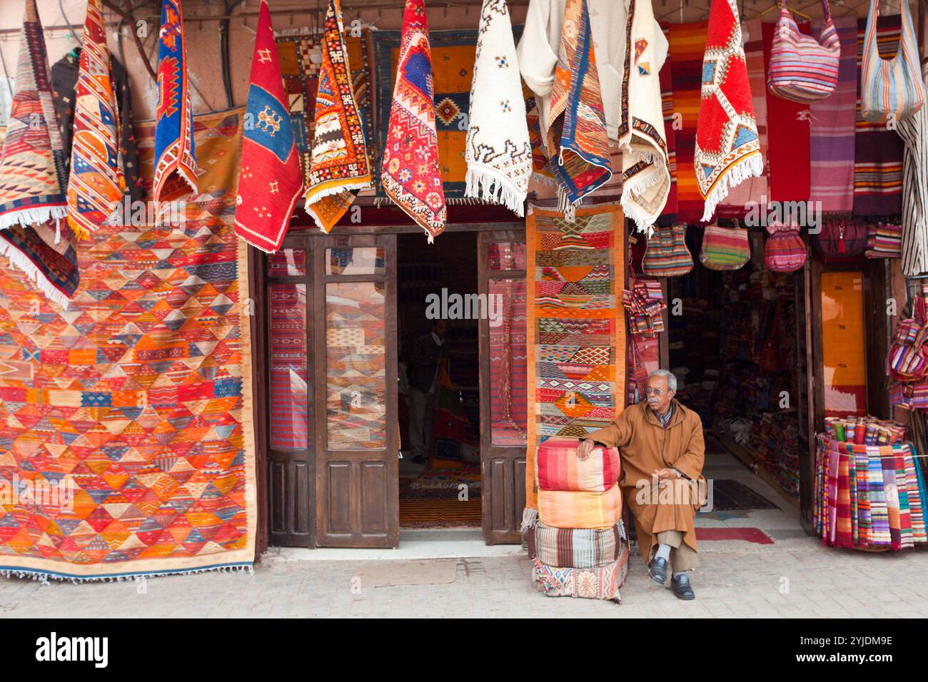 Negozio di tappeti nel Souk, Marrakech, Marocco Foto Stock