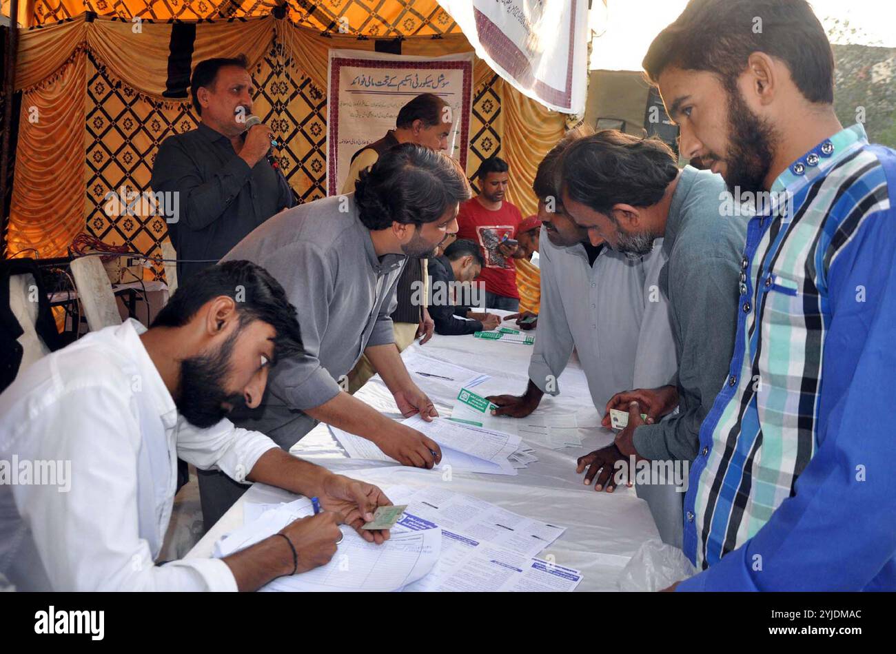 Pakistan. 14 novembre 2024. I dipendenti del settore privato sono iscritti al programma Sindh Employees Social Security Institution (SESSI), in un campo di registrazione a Hyderabad giovedì 14 novembre 2024.Pakistan Press International/Alamy Live News Foto Stock