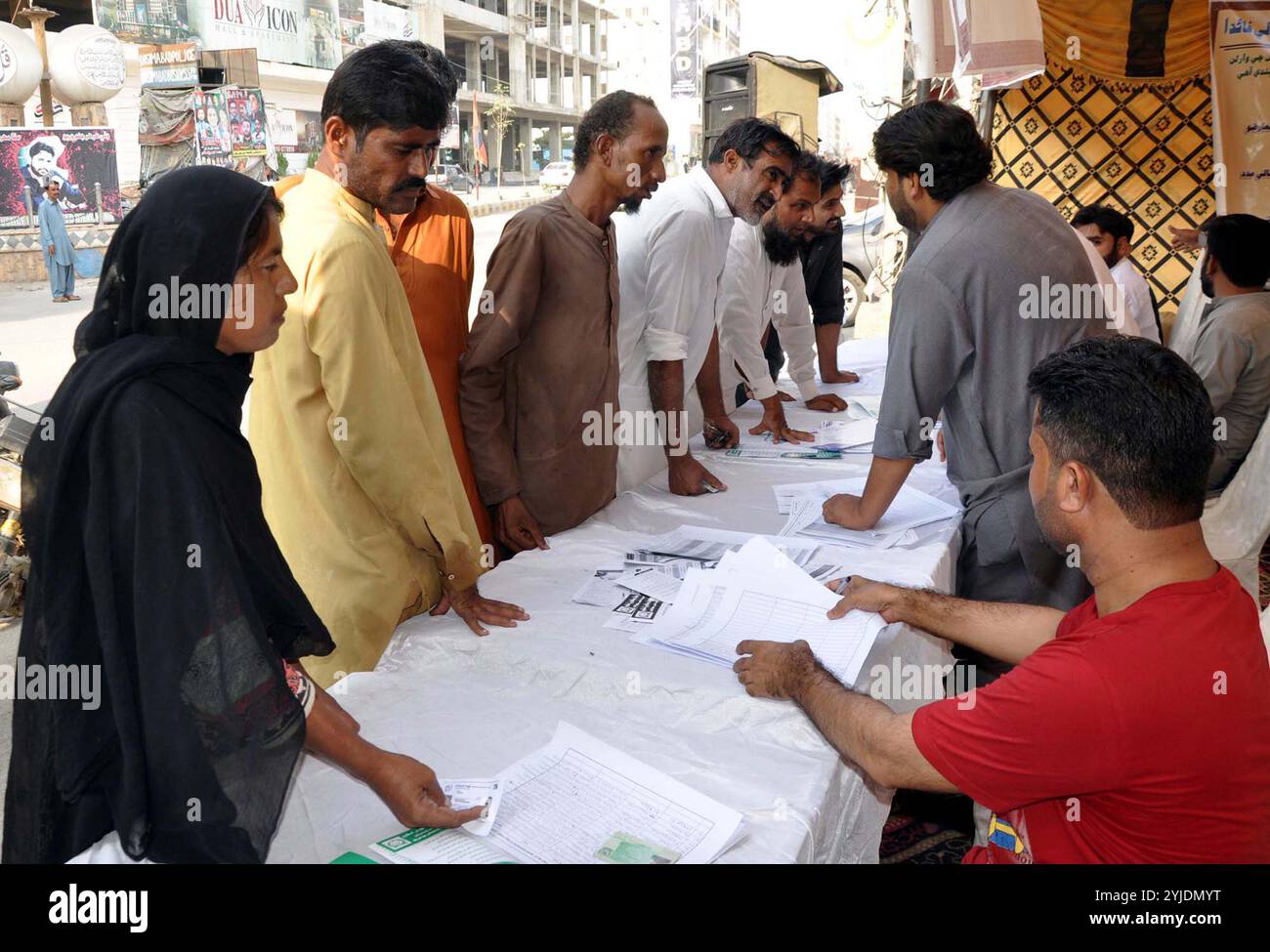 Pakistan. 14 novembre 2024. I dipendenti del settore privato sono iscritti al programma Sindh Employees Social Security Institution (SESSI), in un campo di registrazione a Hyderabad giovedì 14 novembre 2024.Pakistan Press International/Alamy Live News Foto Stock