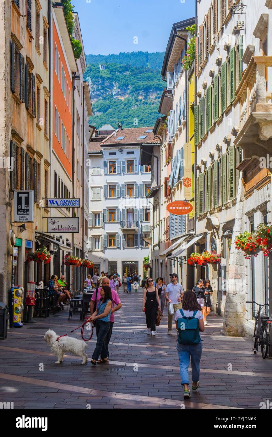 TRENTO, ITALIA – 26 AGOSTO 2024: Stradine strette nel centro storico di Trento, costeggiate da edifici colorati, che invitano i visitatori ad esplorare i suoi ricchi Foto Stock