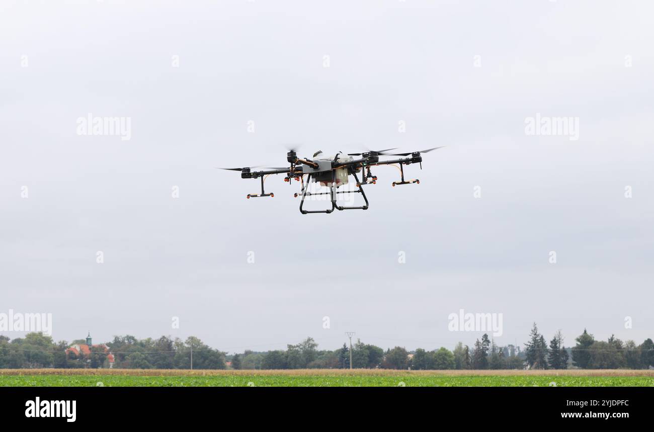 Pesticidi irroranti con droni agricoli. I droni sono utilizzati in agricoltura. Foto Stock Pesticidi irroranti con droni agricoli. I droni sono utilizzati in agricoltura. Foto Stock