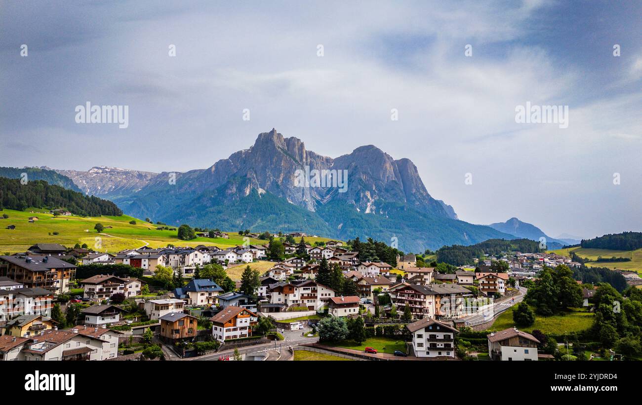 CASTELROTTO, ITALIA – 27 AGOSTO 2024: L'affascinante borgo di Castelrotto, nelle Dolomiti, è conosciuto per la sua tradizionale architettura altoatesina Foto Stock