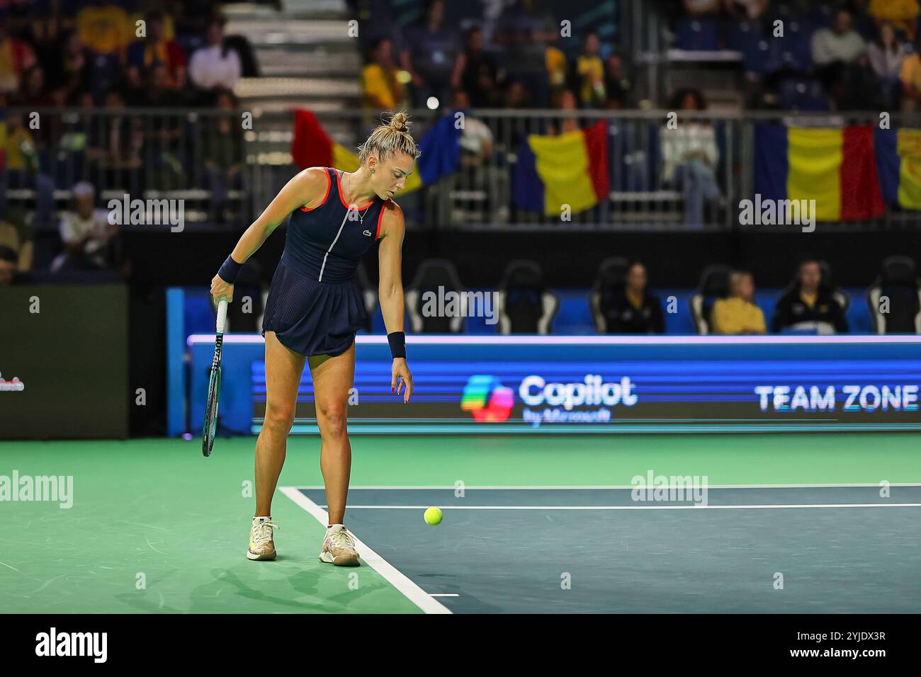 Malaga, Malaga, Spagna. 14 novembre 2024. Jaqueline Cristian (ROU), partecipa alla sua prima partita durante le finali della Billie Jean King Cup 2024 - Womens Tennis (immagine di credito: © Mathias Schulz/ZUMA Press Wire) SOLO PER USO EDITORIALE! Non per USO commerciale!/Alamy Live News Foto Stock