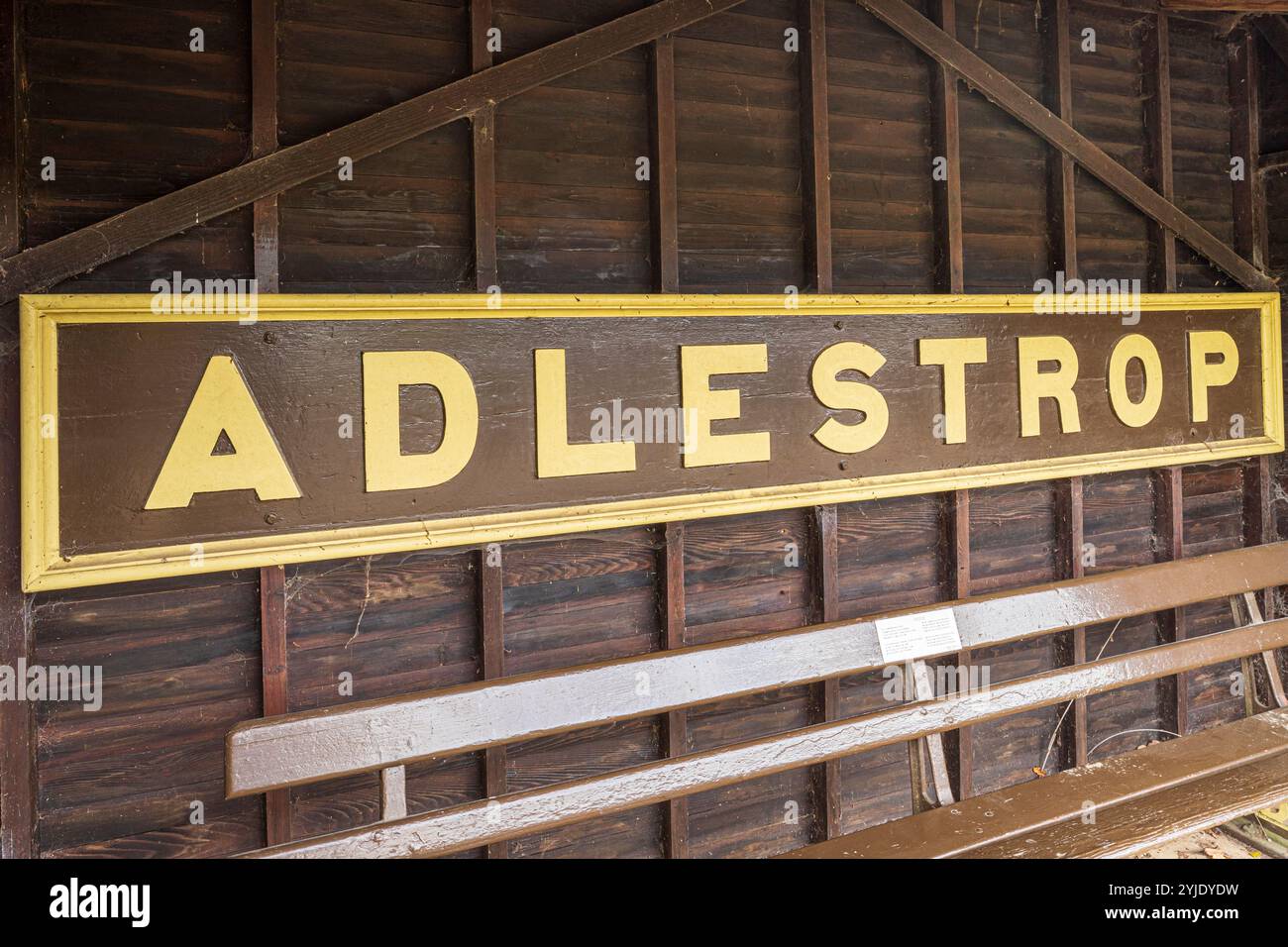 La stazione ferroviaria segno per il villaggio di Cotswold di Adlestrop, Gloucestershire UK - ha ispirato la poesia dal poeta della prima guerra mondiale Edward Thomas Foto Stock