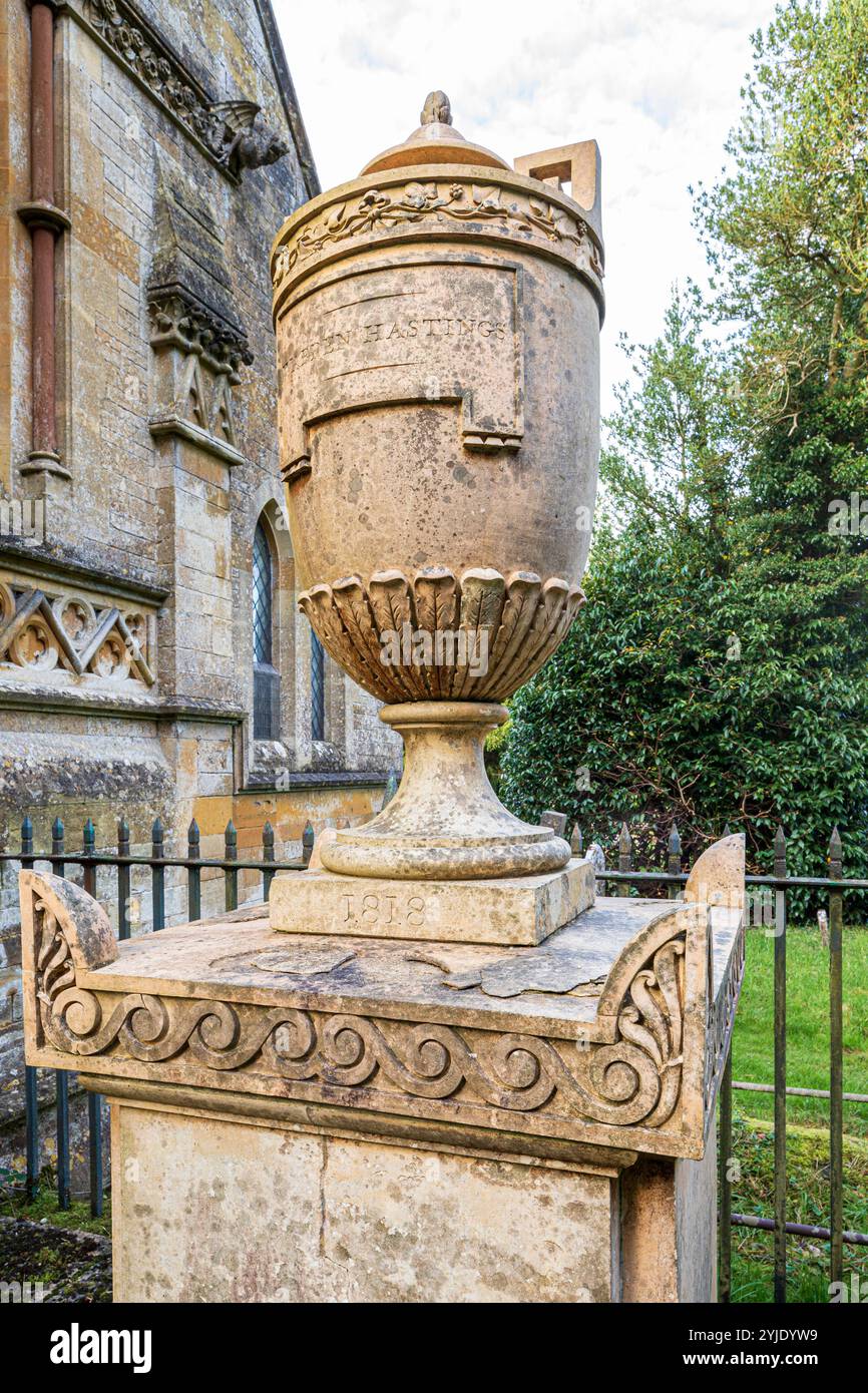 La tomba di Warren Hastings (morto nel 1818) nel cimitero della chiesa di San Pietro nel villaggio Cotswold di Daylesford, Gloucestershire, Inghilterra Foto Stock