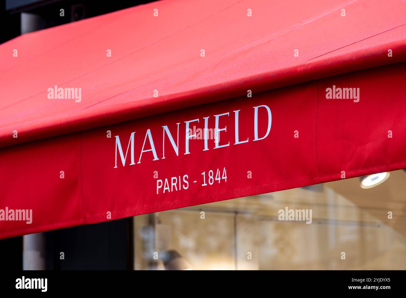 Firma e logo sulla tenda di un negozio Manfield a Parigi, Francia. Manfield è un marchio di scarpe di origine britannica fondato nel 1844 Foto Stock