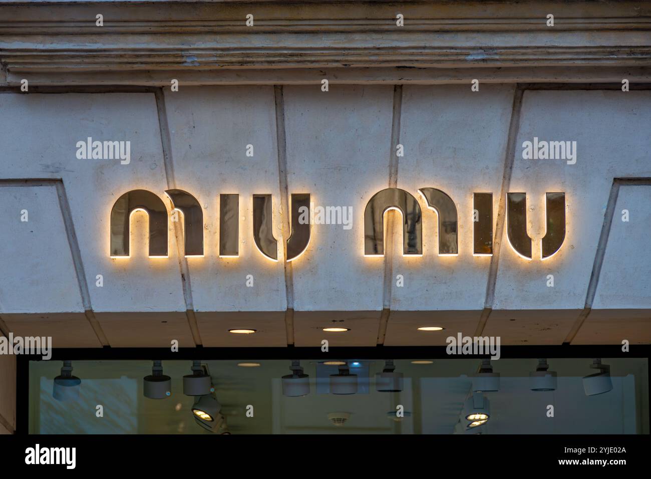 Firma e logo su una boutique Miu Miu. Miu Miu è un marchio italiano di abbigliamento e accessori donna di alta moda e una filiale di Prada Foto Stock