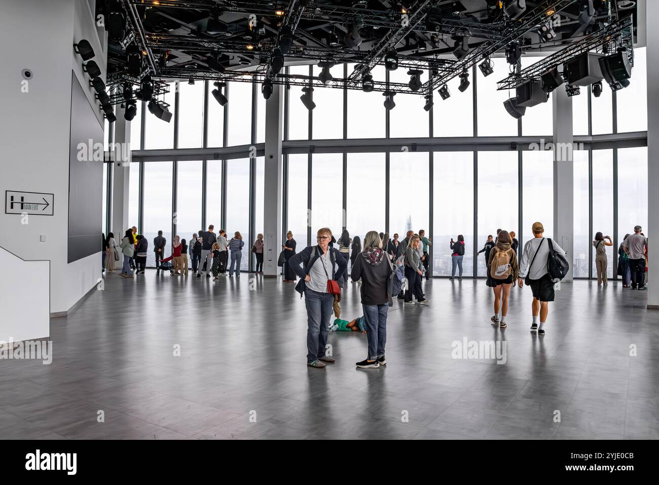 Persone nella galleria pubblica gratuita Horizon 22, situata al 58° piano, in cima al 22° Bishopsgate nella City di Londra, Regno Unito Foto Stock