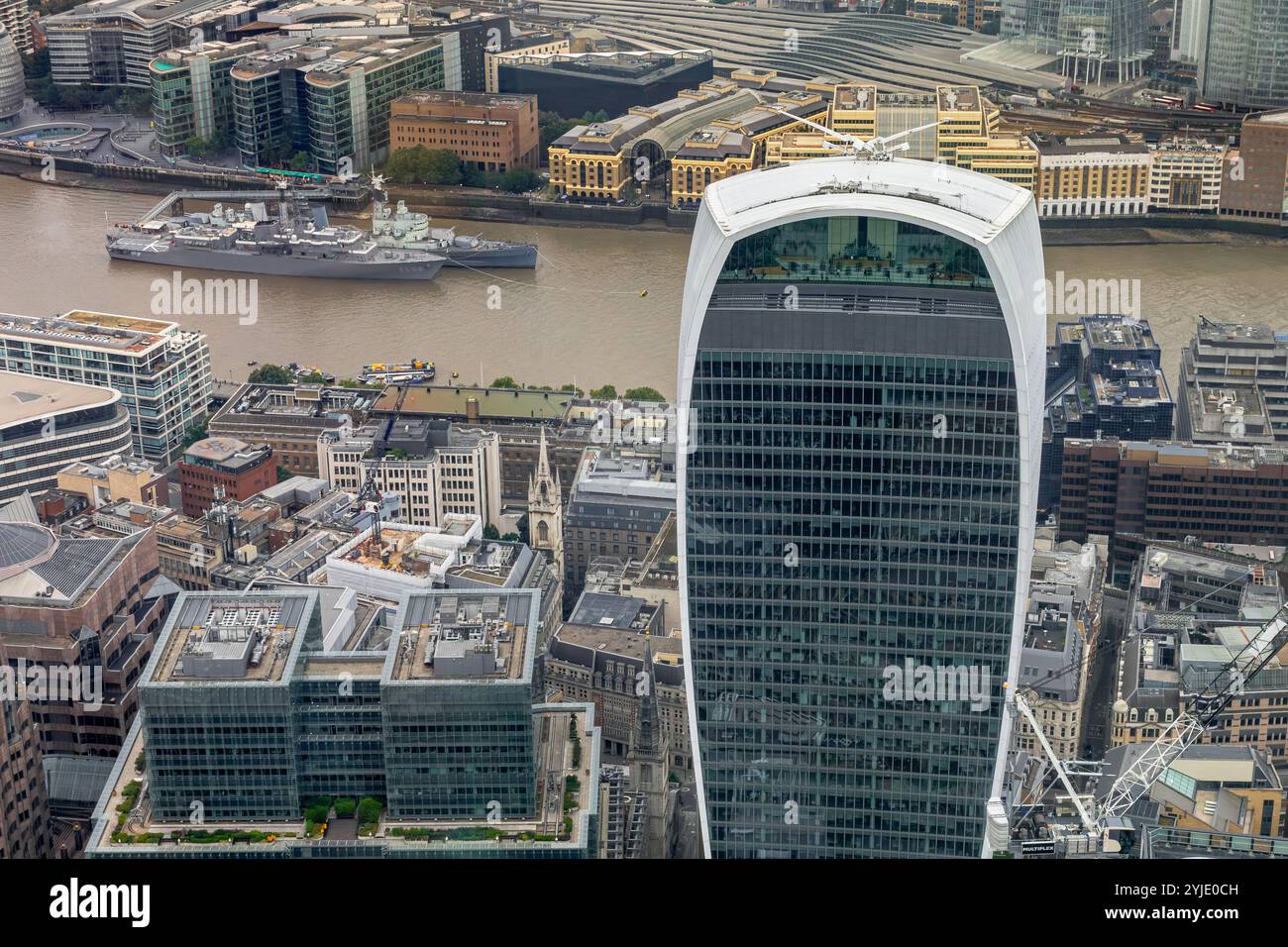 22 Fenchurch Street conosciuta anche come l'edificio Walkie Talkie e la posizione della galleria pubblica Skygarden nella City di Londra, Regno Unito Foto Stock