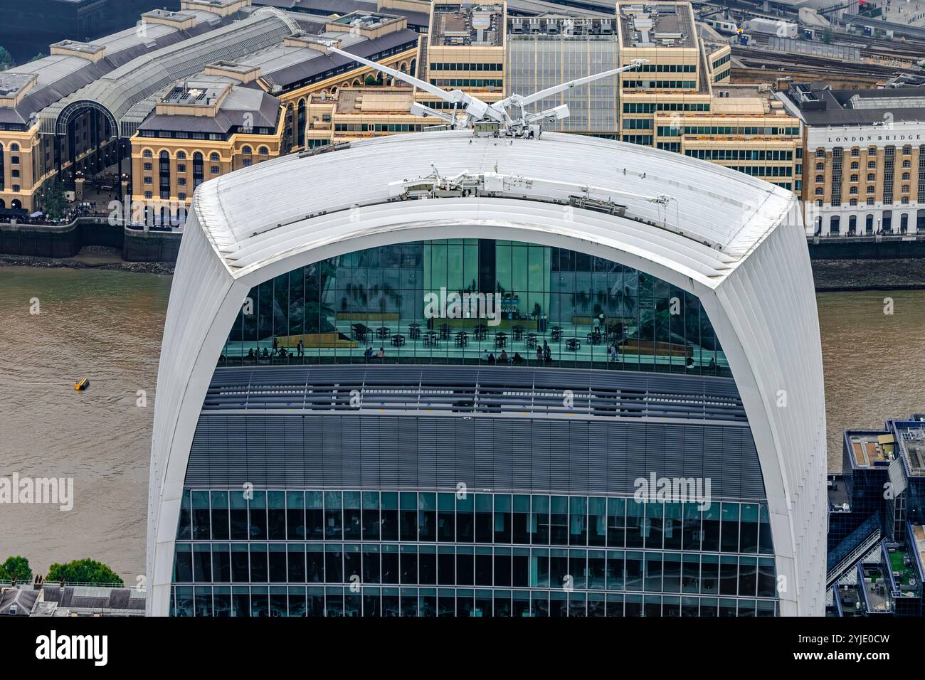 Persone presso la galleria di osservazione pubblica Sky Garden in cima al 22 Fenchurch Street, conosciuta anche come l'edificio Walkie Talkie nella City di Londra, Regno Unito Foto Stock