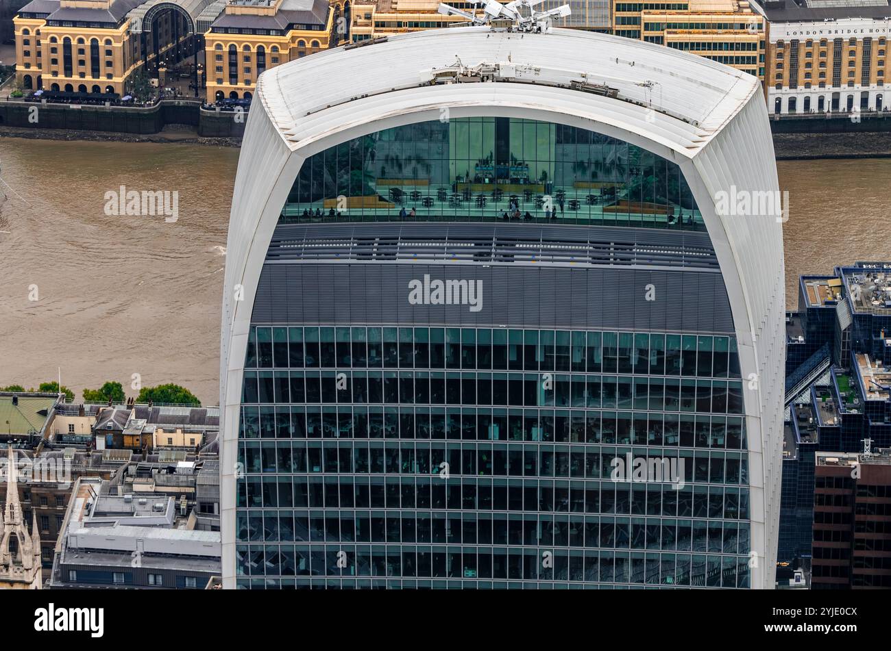 Persone presso la galleria di osservazione pubblica Sky Garden in cima al 22 Fenchurch Street, conosciuta anche come l'edificio Walkie Talkie nella City di Londra, Regno Unito Foto Stock