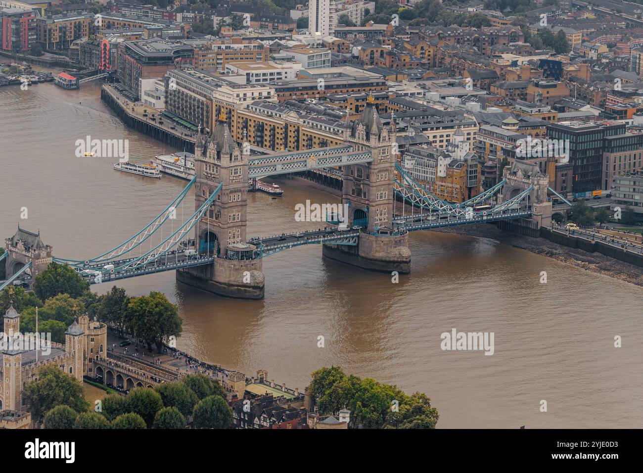 Una vista aerea del Tower Bridge che attraversa il Tamigi, completato nel 1894 e' uno dei punti di riferimento piu' riconoscibili di Londra, la City of London, UK Foto Stock