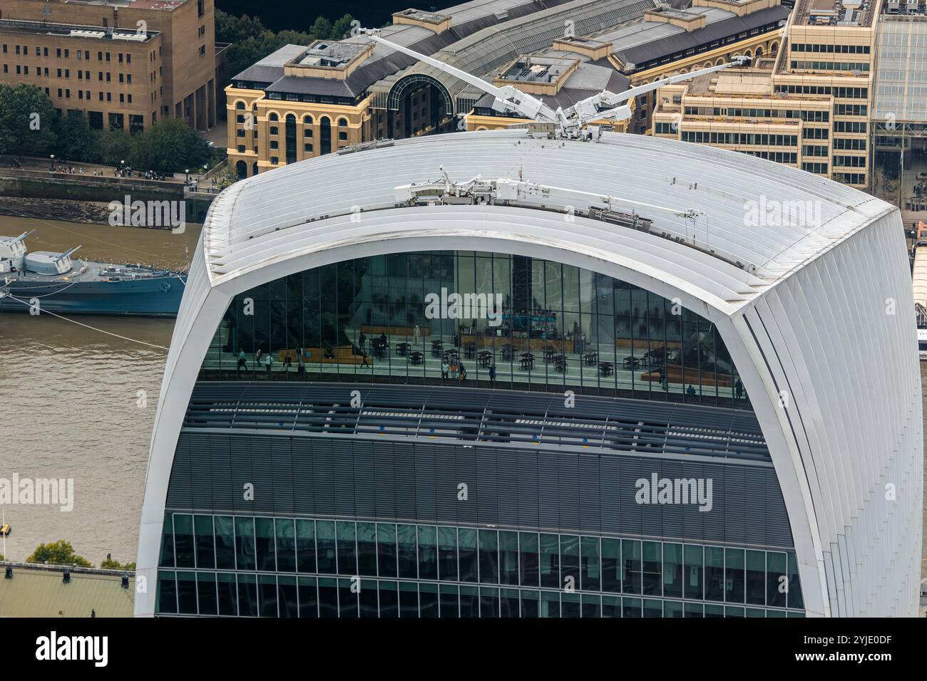 La galleria di osservazione pubblica Sky Garden in cima al numero 22 di Fenchurch Street, conosciuta anche come l'edificio Walkie Talkie nella City di Londra, Regno Unito Foto Stock