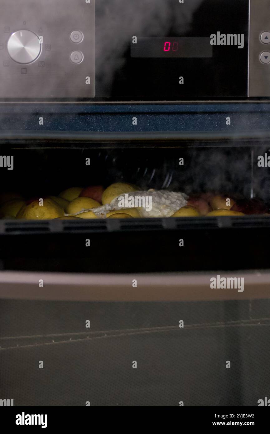 Mele tagliate a metà su una teglia da forno nel forno. Cuocere la pelle di mela e frutta Foto Stock