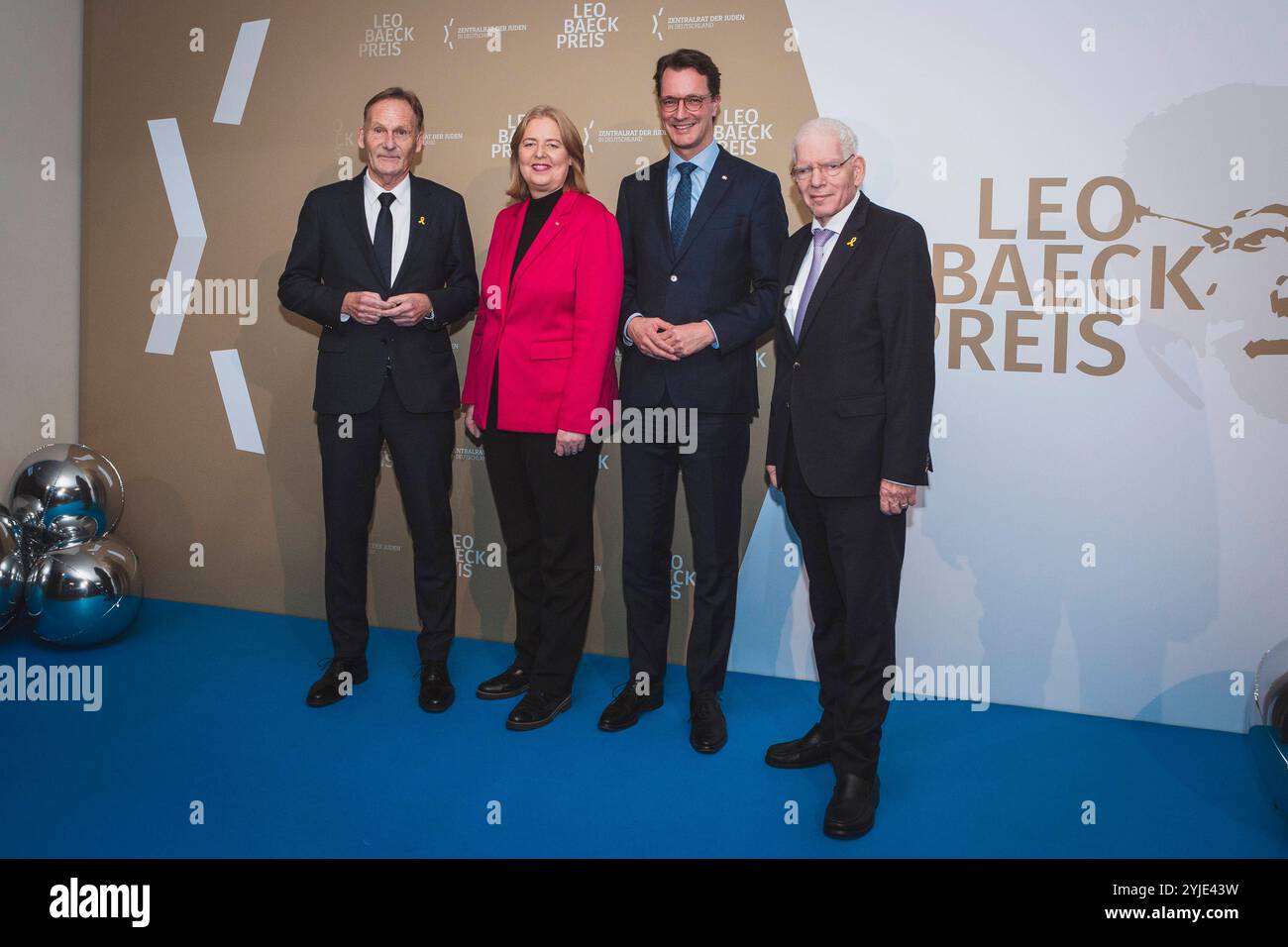 Leo-Baeck-Preis, Verleihung an Hans-Joachim Watzke im Olympiastadion, Berlino, 13.11.2024 Hans-Joachim Aki Watzke, Unternehmer und Geschäftsführer von Borussia Dortmund, erhält am 13.11.2024 in der Jesse-Owens-Lounge des Berliner Olympiastadions den Leo-Baeck-Preis, Die höchste Auszeichnung des Zentralrats der Juden in Deutschland. Im Bild: Hans-Joachim Watzke, Bärbel Bas Präsidentin des Deutschen Bundestages, Hendrik Wüst Ministerpräsident des Landes Nordrhein-Westfalen Ministerpräsident des Landes Nordrhein-Westfalen, Dr. Josef Schuster Präsident des Zentralrats der Juden in Deutschland Berli Foto Stock