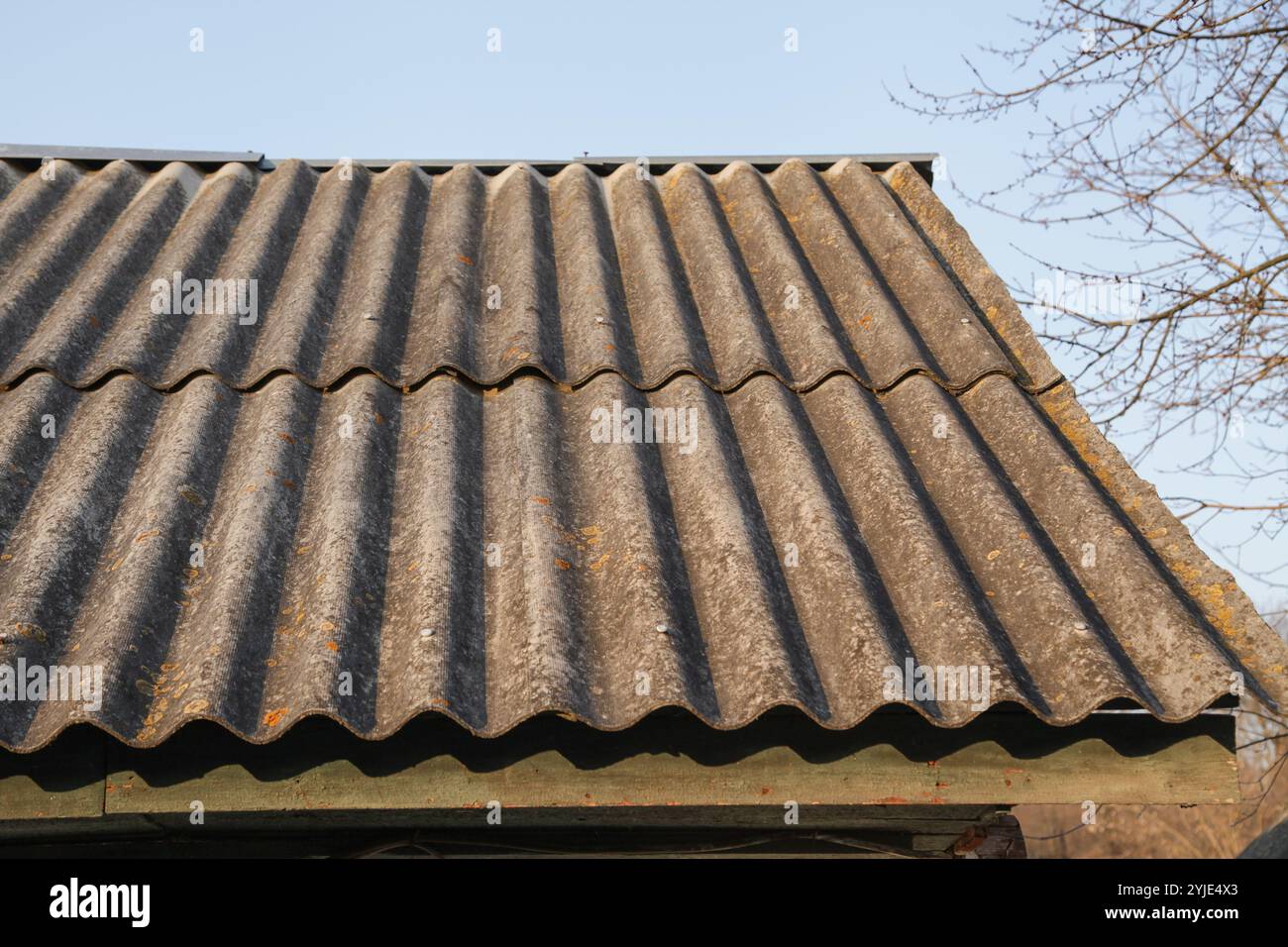 Vecchi tetti in ardesia di amianto. Rilascio di amianto da edifici con tetto in ardesia in cemento-amianto Foto Stock