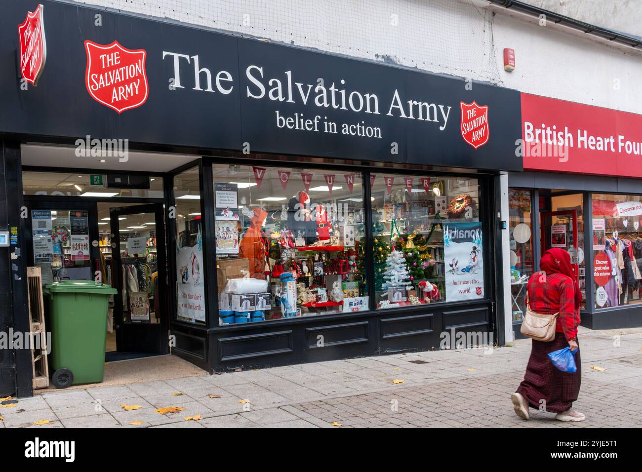 Il negozio di beneficenza dell'Esercito della salvezza ad Aldershot, Hampshire, Inghilterra, Regno Unito Foto Stock
