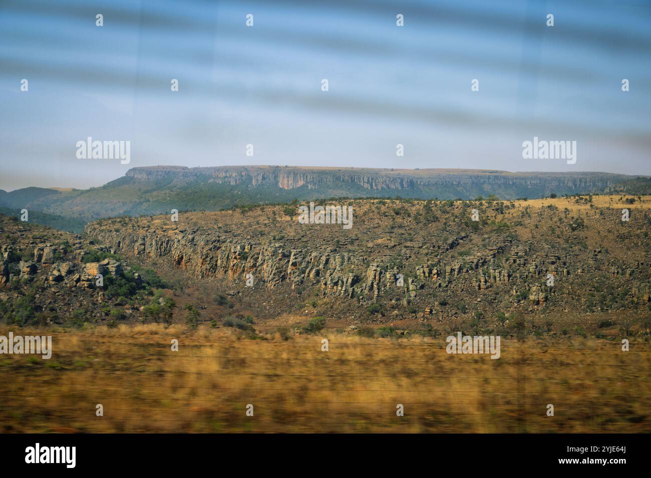 Ha indicato la finestra, parlando di cultura. La terra, immutata nel corso delle generazioni e poi ho capito la capacità delle terre di sopportare il tempo e rimanere u Foto Stock