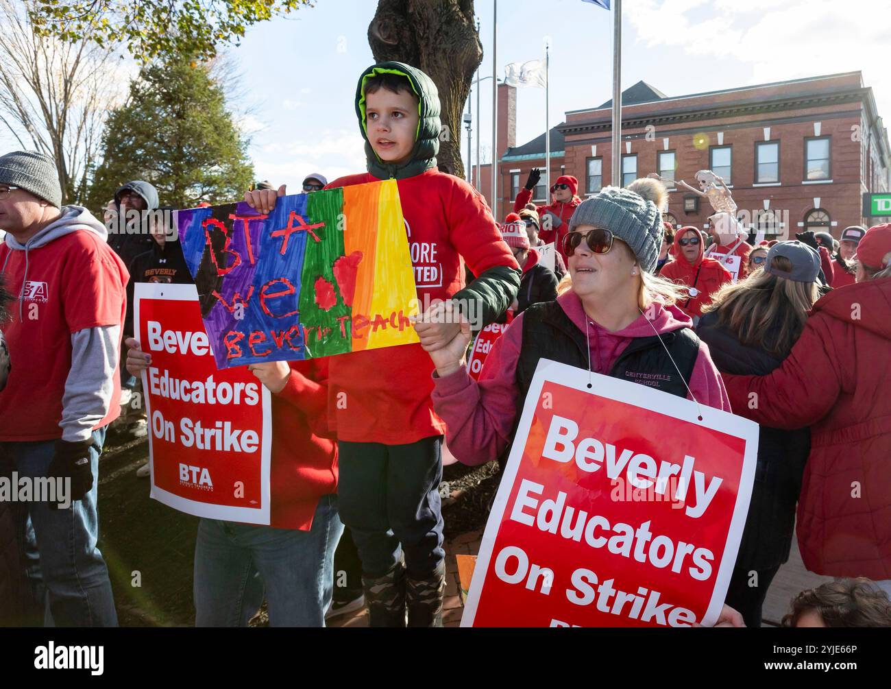 12 novembre 2024. Beverly, Massachusetts. Gli insegnanti si radunarono a Beverly Common e marciarono fino al municipio di Beverly. Gli insegnanti di Beverly scioperano. Beverly Teachers Teachers’ u Foto Stock