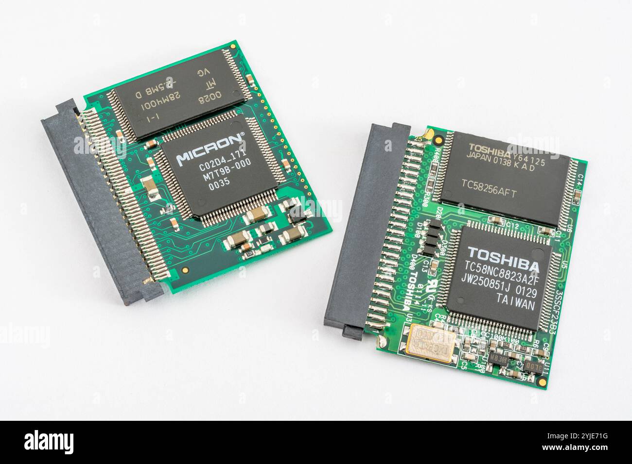 Schede CompactFlash legacy: 4 MB HP a sinistra (dal 2000) e smontaggio della scheda CF da 32 MB a destra (marchio sconosciuto). Il chip di memoria si trova nella parte superiore dei circuiti stampati della scheda. Foto Stock