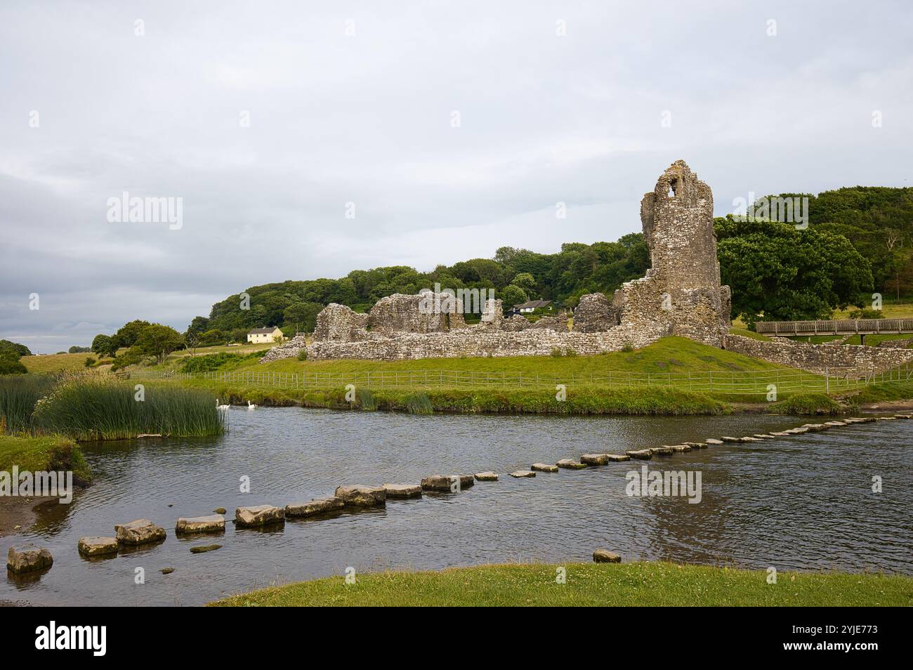 Le rovine del castello di Ogmore sulla riva del fiume Ewenny nella vale of Glamorgan in Galles. Foto Stock