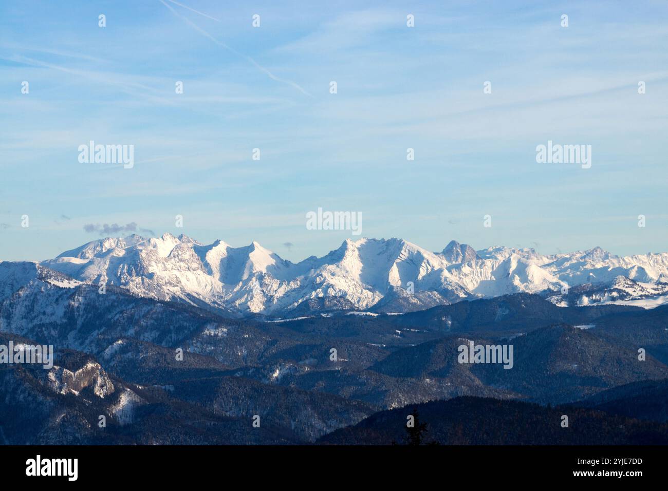 Il Kampenwand è una vetta alta 1669 m nelle Alpi del Chiemgau. La sua croce sommitale è la più grande delle Alpi Bavaresi ed è visibile da lontano. Poll Foto Stock