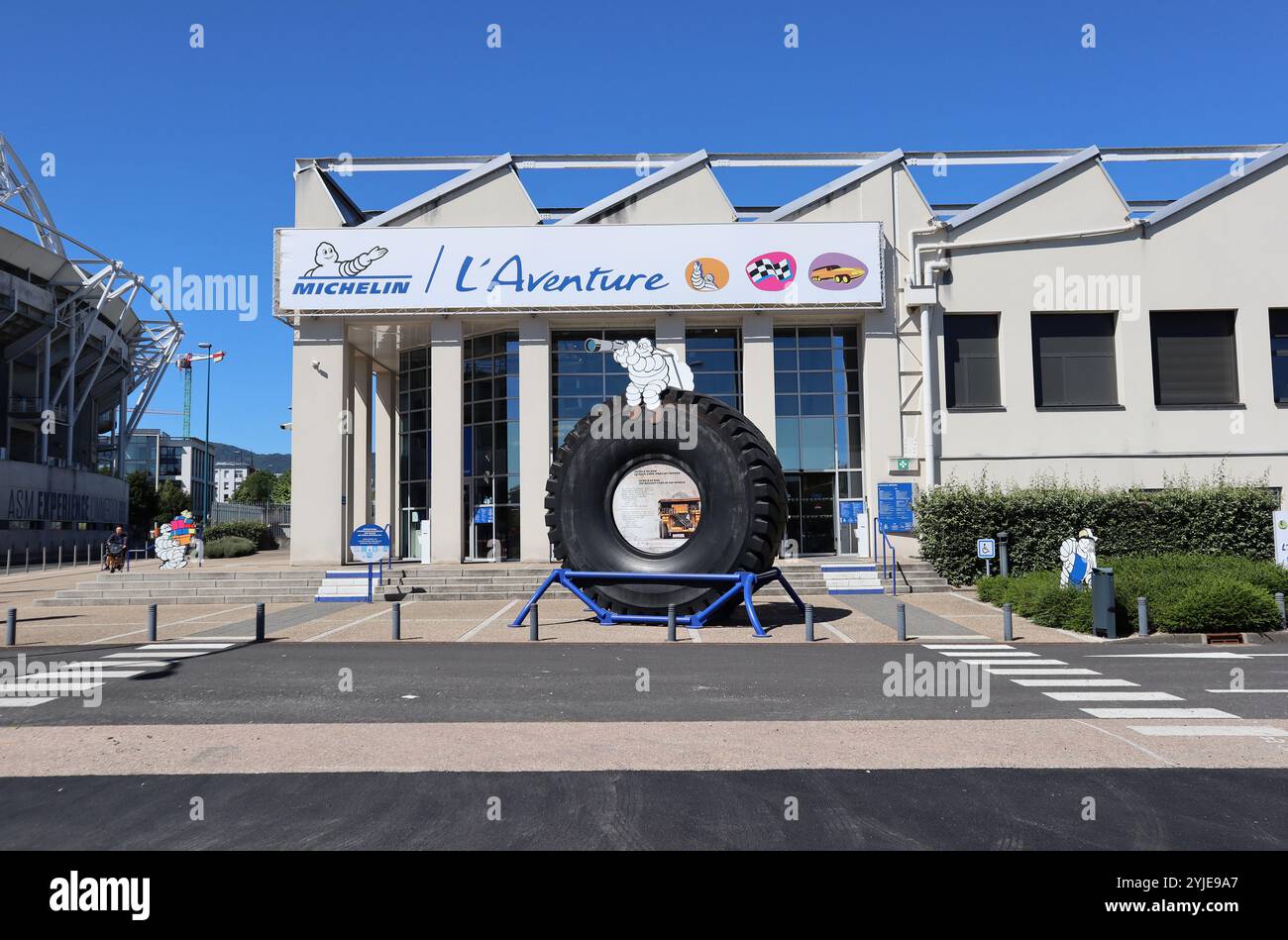 Clermont-Ferrand, Francia - 02.07.2022: Bibendum, Michelin Man, la mascotte ufficiale dell'azienda di pneumatici Michelin, al di fuori della "Michelin Adventure" b Foto Stock