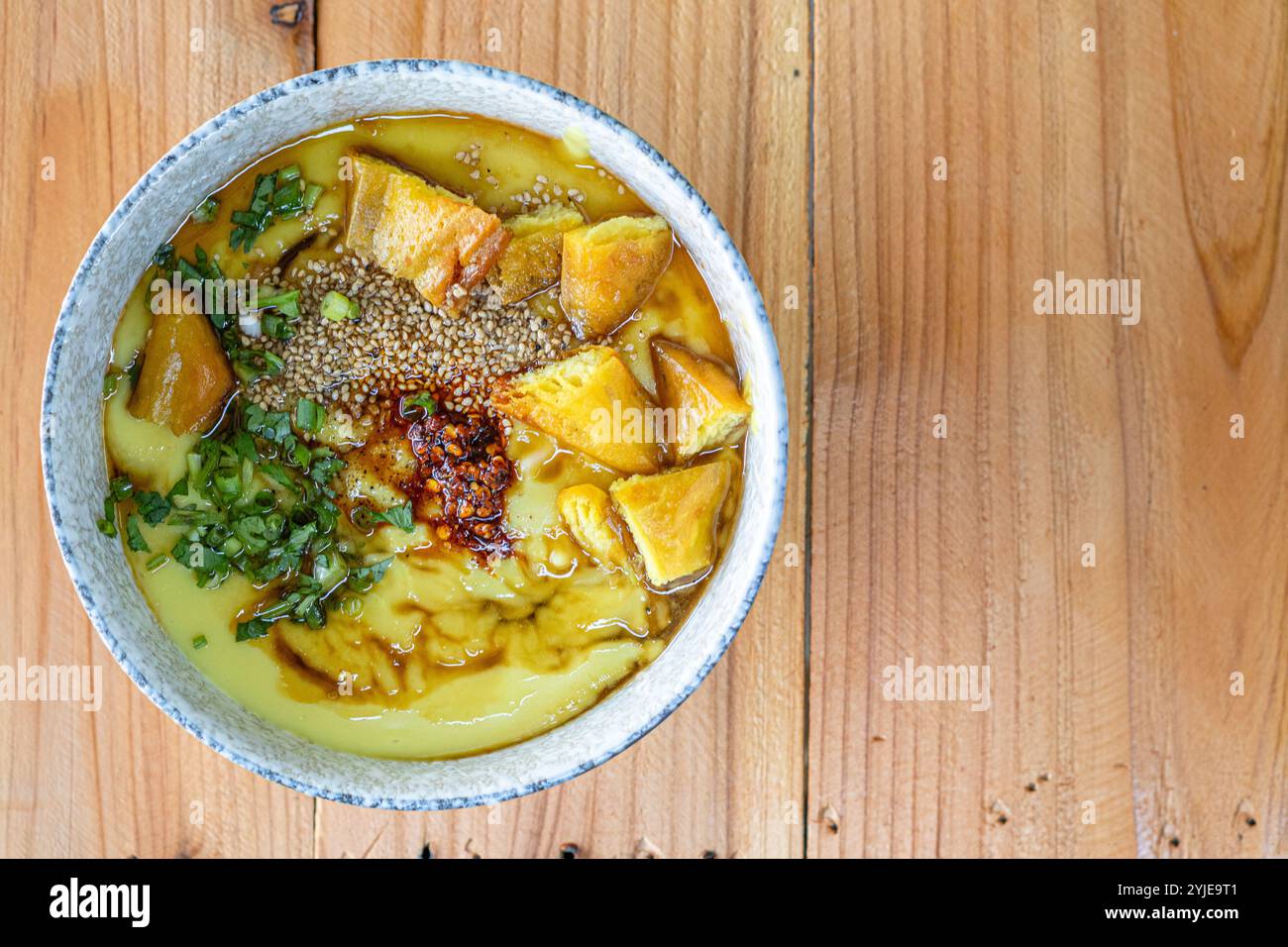 Il Khao RAM Fuen è composto da vari fagioli appena fatti ogni giorno, preparati al momento per ogni piatto, autentiche ricette tofu di Tai Yai Tai Lue Sibsongpanna Yu Foto Stock