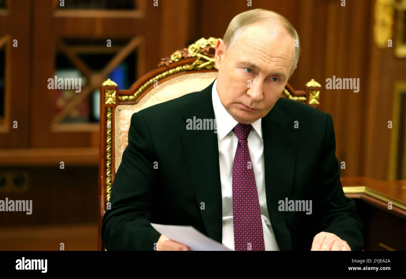 Mosca, Russia. 14 novembre 2024. Il presidente russo Vladimir Putin, ascolta il leader del LDPR Leonid Slutsky, durante una riunione individuale al Cremlino, il 14 novembre 2024, a Mosca, in Russia. Crediti: Vyacheslav Prokofyev/piscina del Cremlino/Alamy Live News Foto Stock