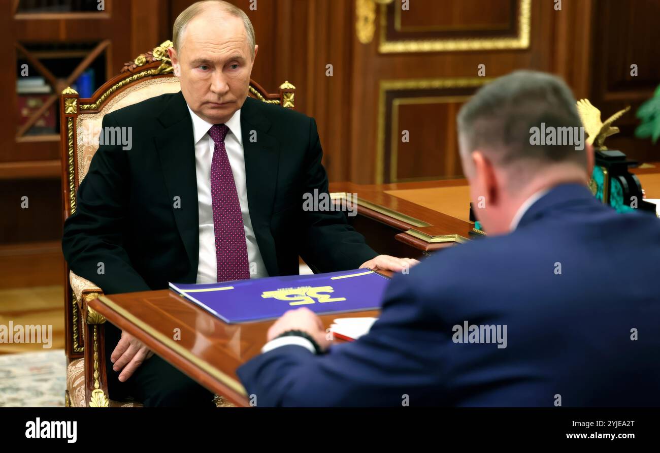 Mosca, Russia. 14 novembre 2024. Il presidente russo Vladimir Putin, a sinistra, ascolta la dura destra leader del LDPR Leonid Slutsky, a destra, durante un incontro uno a uno al Cremlino, il 14 novembre 2024 a Mosca, Russia. Crediti: Vyacheslav Prokofyev/piscina del Cremlino/Alamy Live News Foto Stock