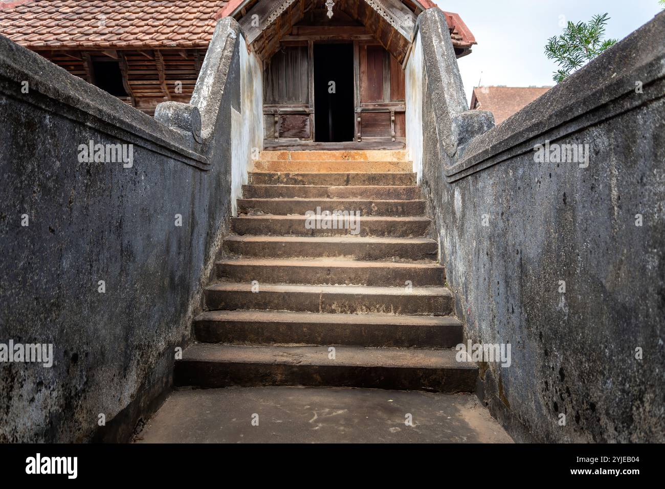 Antichi gradini in pietra nel Palazzo Padmanabhapuram, Tamil Nadu, India. Foto Stock